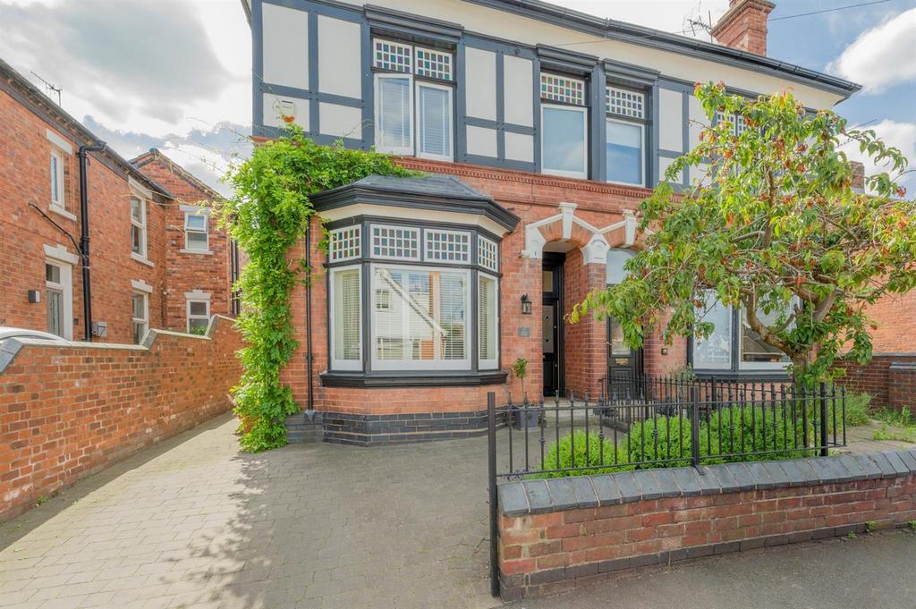 Wood Street, Wollaston, DY8 4NN 4 bed semidetached house £530,000