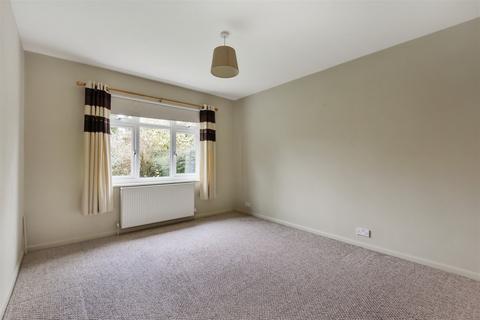 4 bedroom detached bungalow to rent, Oaklands Road, Petersfield, GU32