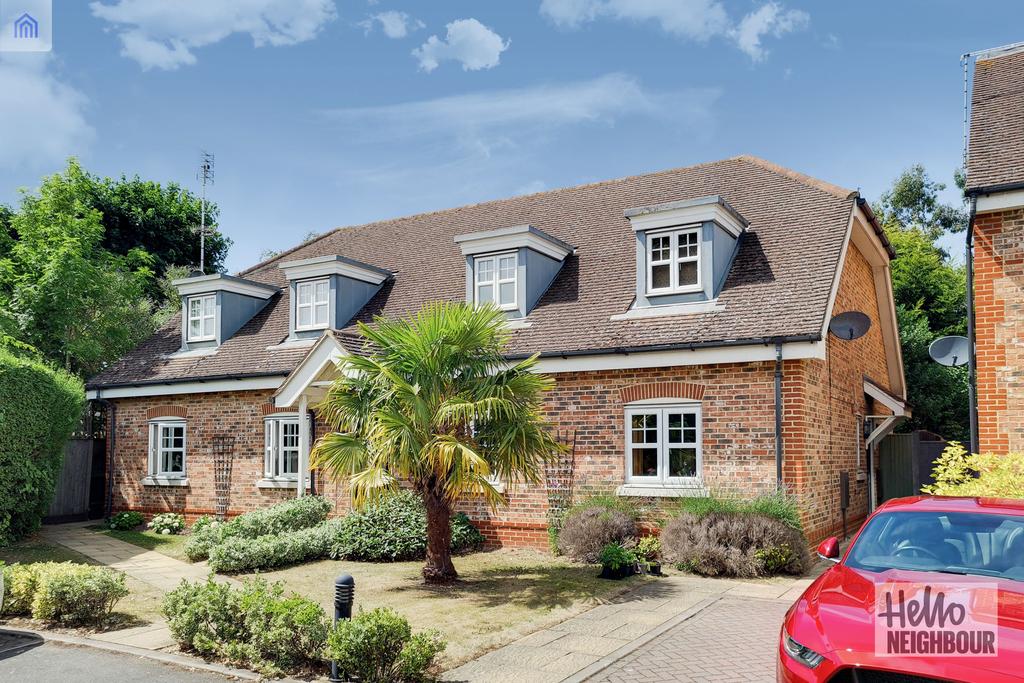 Northfield Farm Mews, Cobham, KT11 2 bed £1,550 pcm (£358 pw)