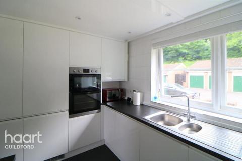 3 bedroom flat to rent, Rookwood Court, Guildford
