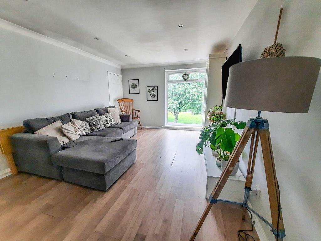 Milsted Close, Moorside, Sunderland... 2 bed flat £495 pcm (£114 pw)