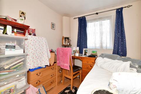 18 Thornton Place, Horley, RH6 8RY