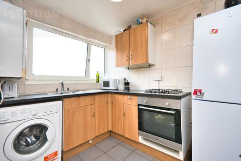 4 bedroom maisonette to rent, Portia Way, Off Burdett Road, Mile End, London, E3