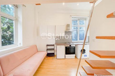 Studio to rent, Junction Road, London N19