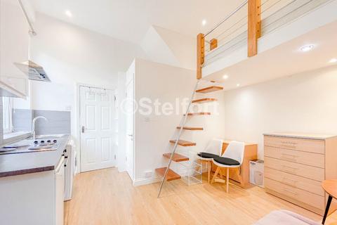 Studio to rent, Junction Road, London N19