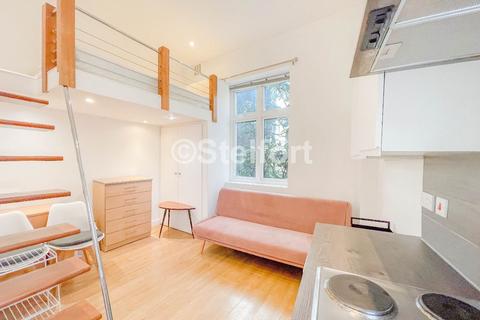 Studio to rent, Junction Road, London N19