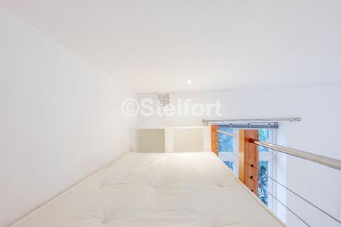 Studio to rent, Junction Road, London N19