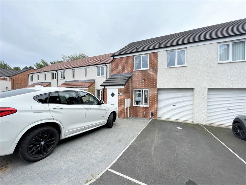 Harwood Court, Whitewater Glade... 3 bed semidetached house £750 pcm