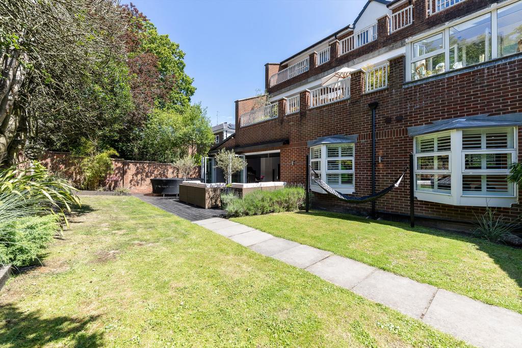 Somerset Road, Wimbledon, SW19 2 bed flat for sale £1,295,000