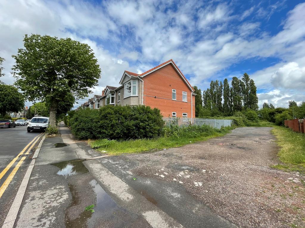 siddeley Avenue, Coventry, CV3 4 bed terraced house £180,000