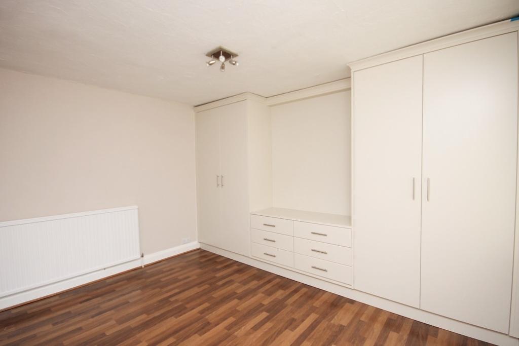 The Chase Wallington SM6 2 bed flat £1,200 pcm (£277 pw)