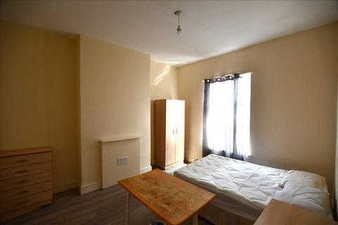 1 bedroom property to rent, High Road, London
