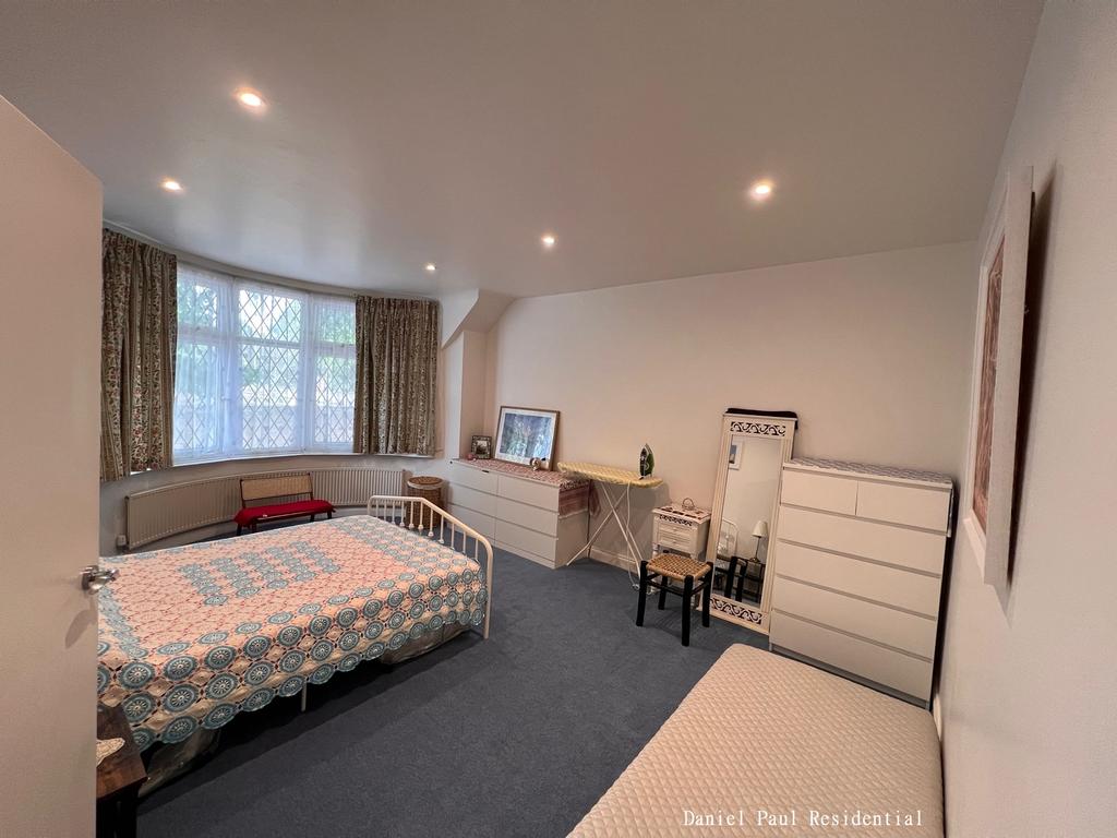 Boston Manor Road, Brentford TW8 3 bed semidetached house £2,648 pcm