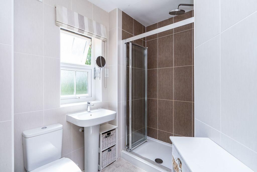 Ensuite to Bed 1