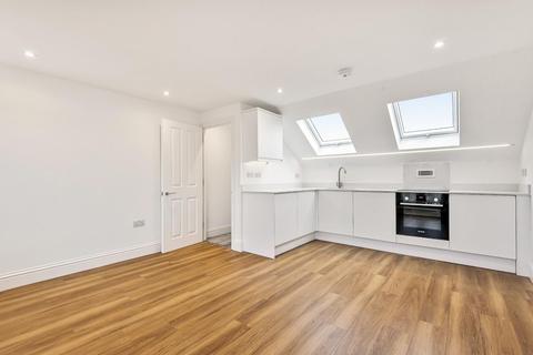 2 bedroom flat for sale - Aston Road, Raynes Park