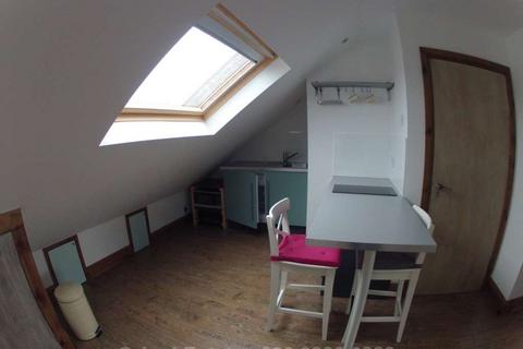 Studio to rent, Woodstock Avenue, Golders Green