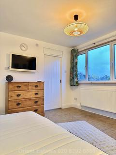 Studio to rent, Woodstock Avenue, Golders Green