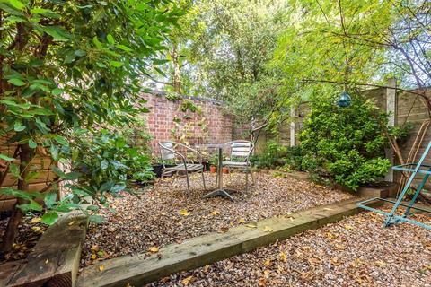 24 Hatcliffe Close, London, SE3 9UE
