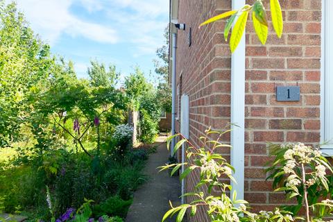 2 bedroom semi-detached bungalow for sale - Kings Mead, Driffield, YO25 5FD