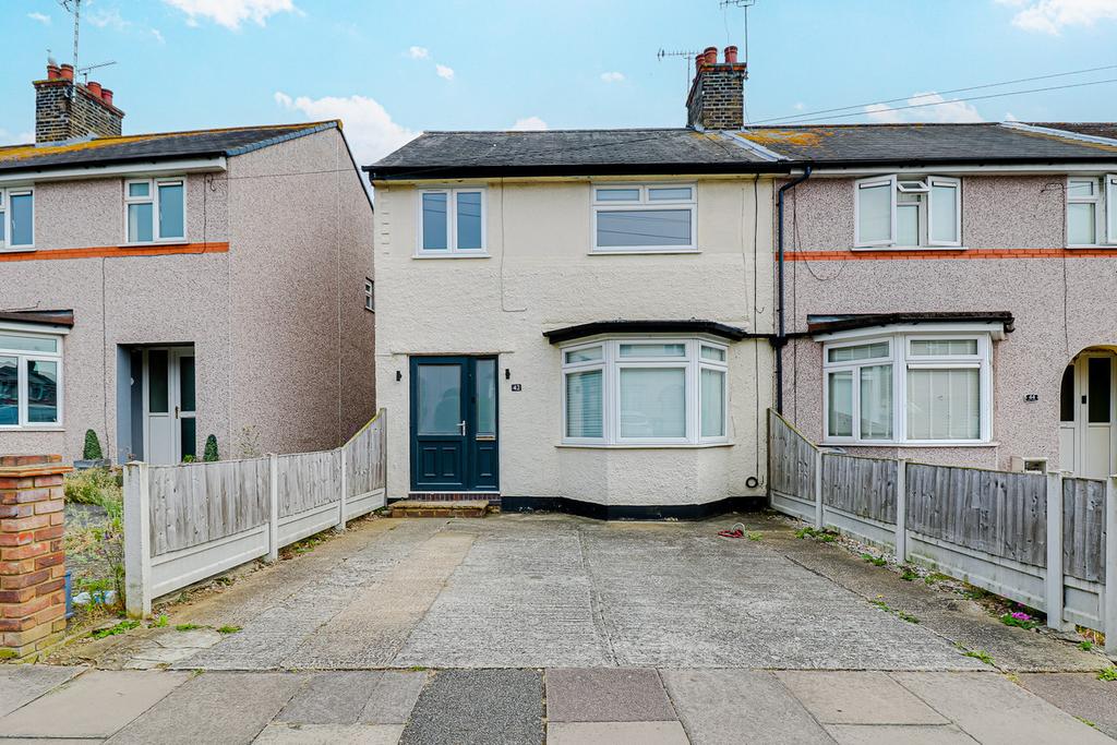 Kent Avenue, Leighonsea, SS9 3 bed end of terrace house £1,550 pcm