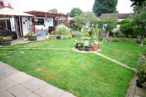 3 bedroom detached bungalow for sale - Town Lane, Stanwell, TW19
