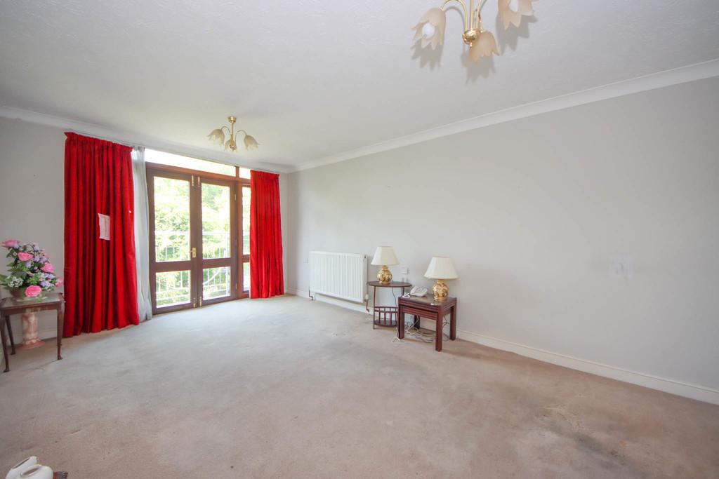 Sandringham Gardens, N12 1 bed flat £285,000