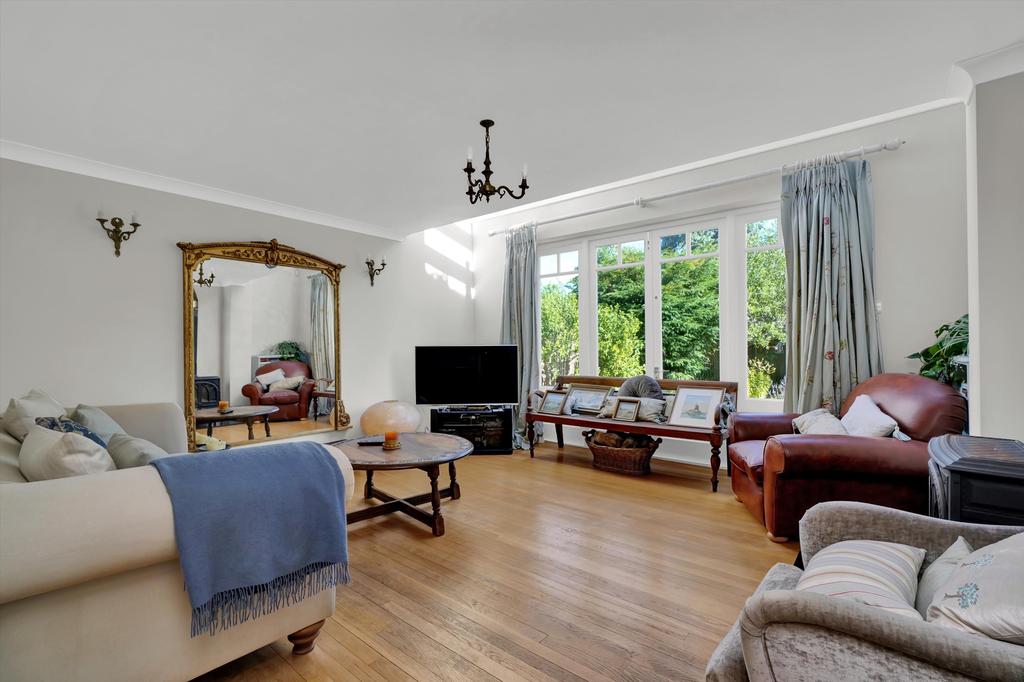 Hillbrow Road, Esher, Surrey, KT10 5 bed detached house £1,595,000