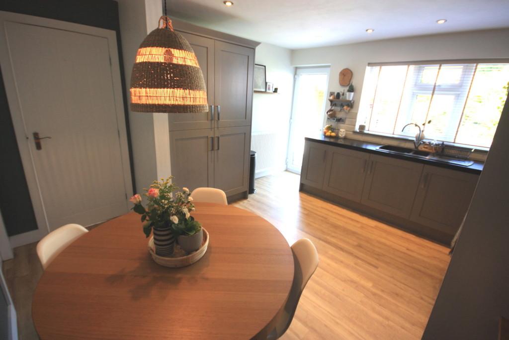 Shelley Close, Kidsgrove, StokeonTrent 3 bed detached house £255,000