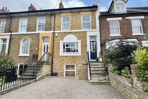 5 bedroom terraced house for sale - Darnley Road, Gravesend, DA11