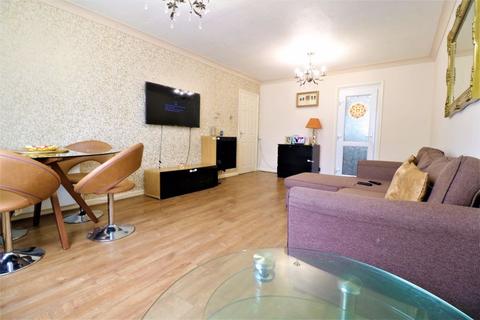 2 bedroom flat for sale, Tithe Court, Langley - 12 minute walk to Langley Station