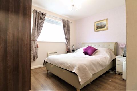 2 bedroom flat for sale, Tithe Court, Langley - 12 minute walk to Langley Station