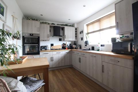 3 bedroom townhouse for sale - Canal Road, Riddlesden, Keighley, BD20