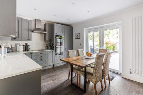 1 Eden Chase, Edenbridge, TN8 6AX