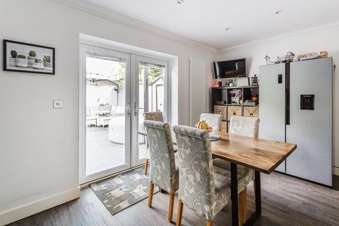1 Eden Chase, Edenbridge, TN8 6AX