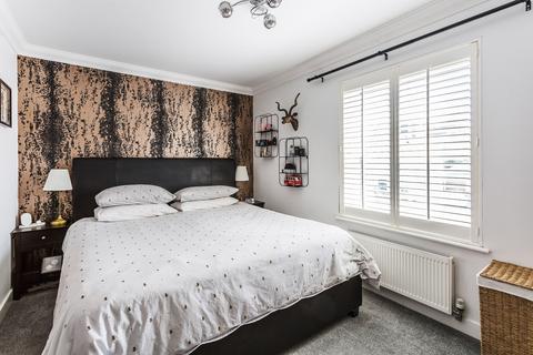 1 Eden Chase, Edenbridge, TN8 6AX