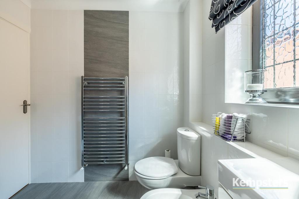 Bathroom 3rd.jpg