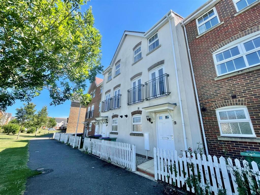 Atkinson Road, Hawkinge, Folkestone 3 bed house £1,300 pcm (£300 pw)