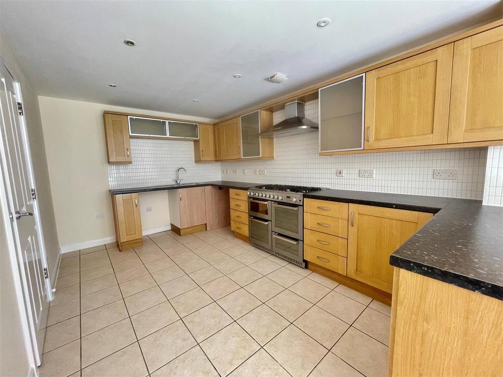 Atkinson Road, Hawkinge, Folkestone 3 bed house £1,300 pcm (£300 pw)