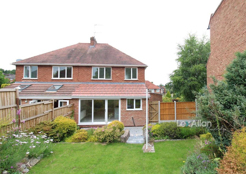 York Crescent, Stourbridge 3 bed semidetached house £350,000