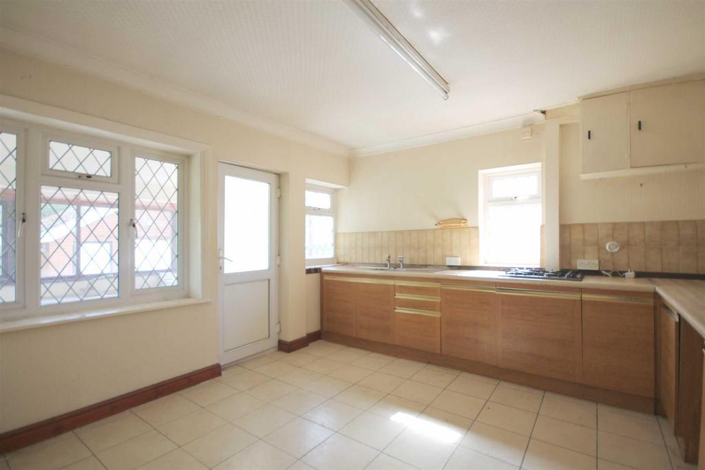 Ashover Road, Old Tupton, Chesterfield 4 bed detached bungalow £200,000