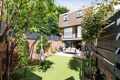 24 Heights Close, London, SW20 0TH