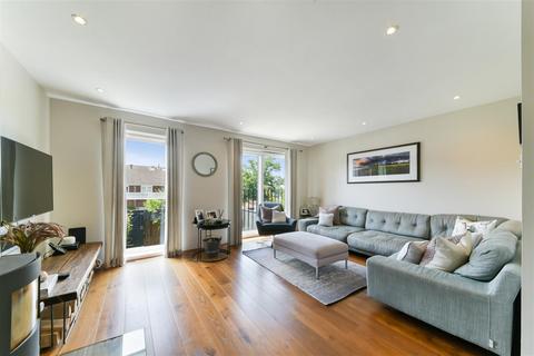24 Heights Close, London, SW20 0TH