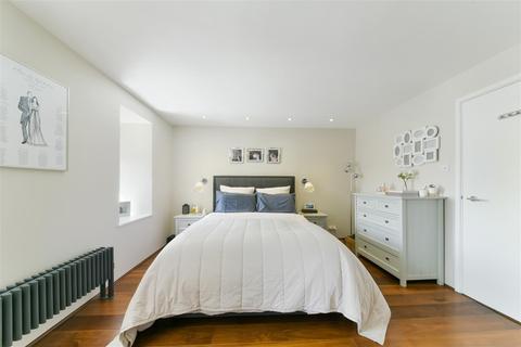 24 Heights Close, London, SW20 0TH