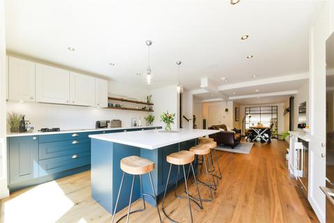 24 Heights Close, London, SW20 0TH