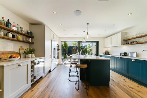 24 Heights Close, London, SW20 0TH