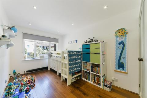 24 Heights Close, London, SW20 0TH