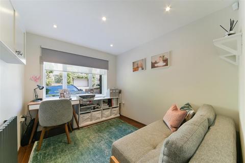 24 Heights Close, London, SW20 0TH