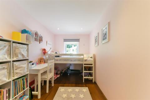 24 Heights Close, London, SW20 0TH