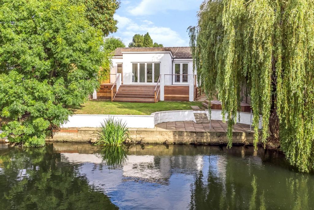 Wheatleys Eyot, SunburyOnThames, TW16 3 bed bungalow for sale £699,950