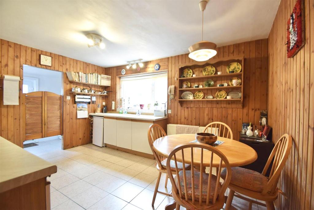 0 B81 EDEB-61 D5-4 D1 D-B159-FA5 A4 B52 E200.jpeg